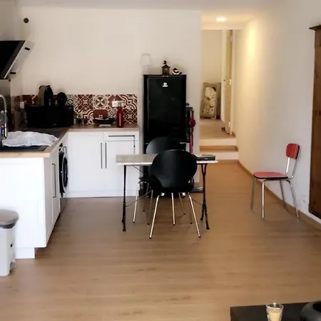 펜션 Maison Au Centre D'un Village Typique