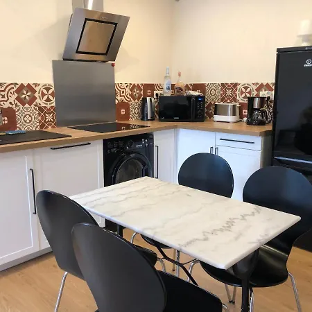 Maison Au Centre D'un Village Typique