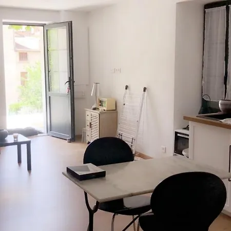 펜션 Maison Au Centre D'un Village Typique