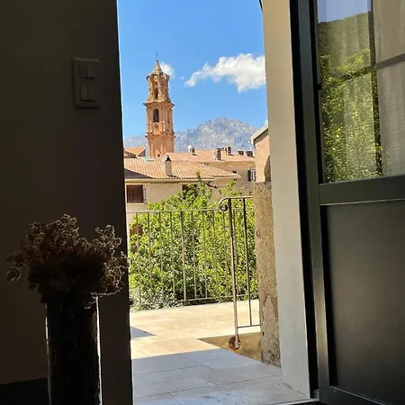 Maison Au Centre D'un Village Typique