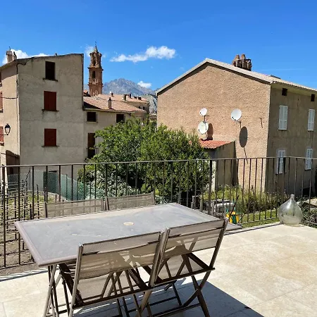 Maison Au Centre D'un Village Typique *