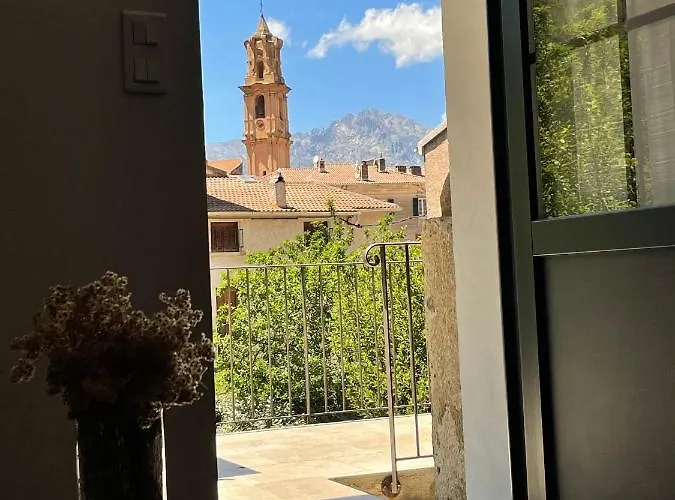 Maison Au Centre D'un Village Typique